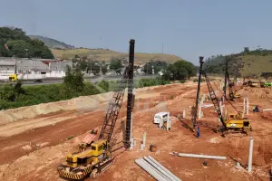 Cravação de estaca pré-moldada em obra